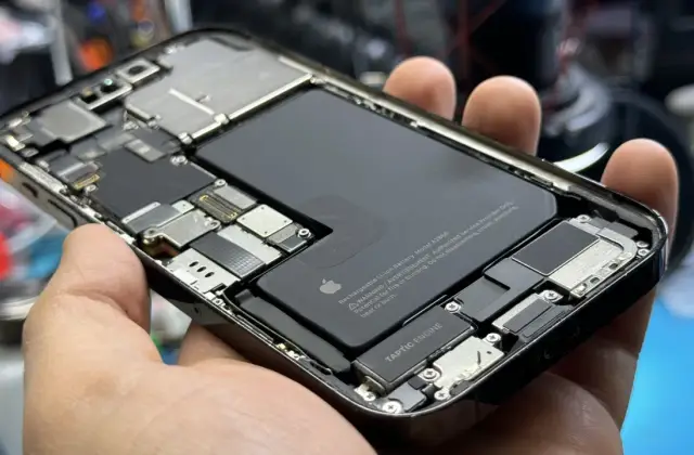 Wyczyść gniazdo iPhone'a: uniknij serwisu, ładuj bez problemu!