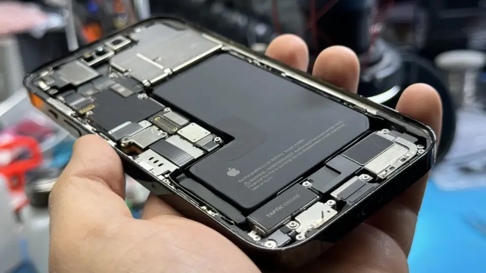 Wyczyść gniazdo iPhone'a: uniknij serwisu, ładuj bez problemu!